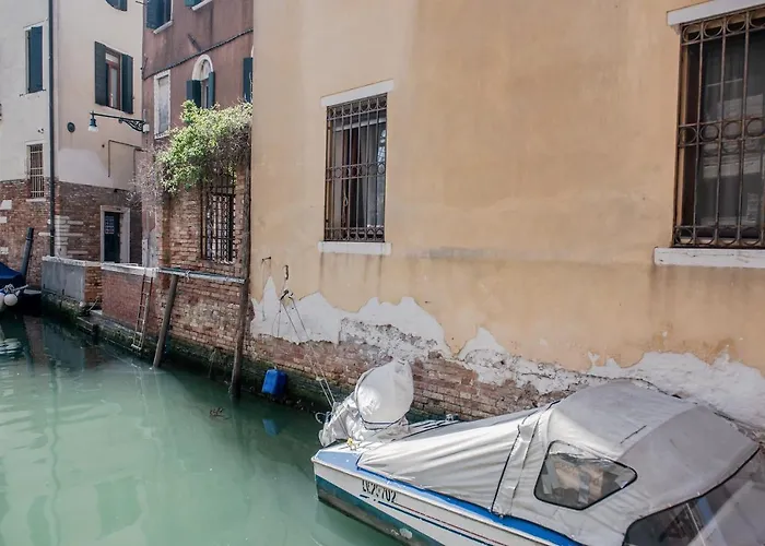 Gondola Rosa, Incantevole Vista Sul Canale